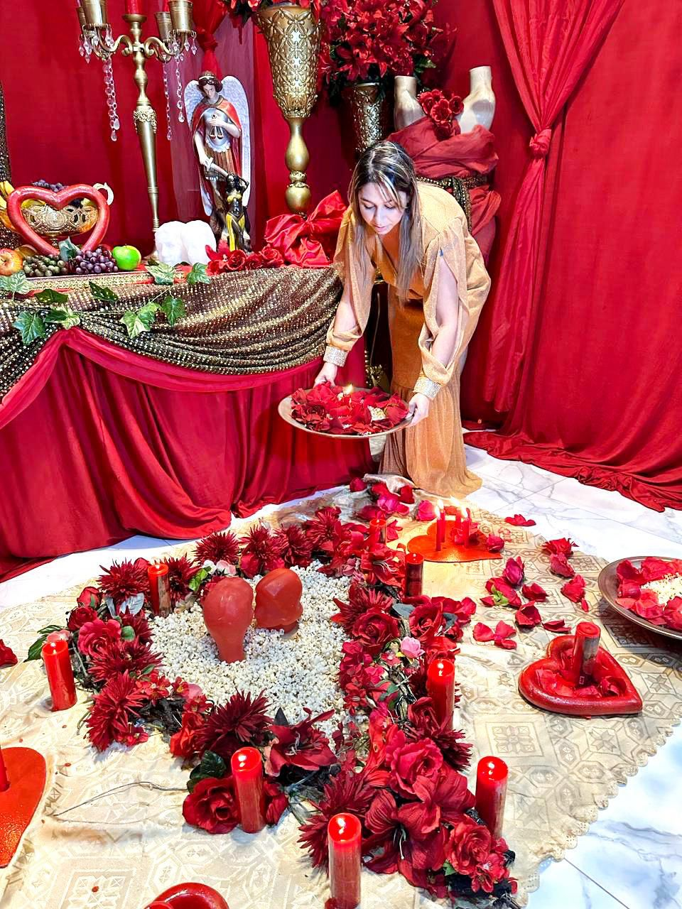 Cláudia conduzindo ritual com pétalas e velas