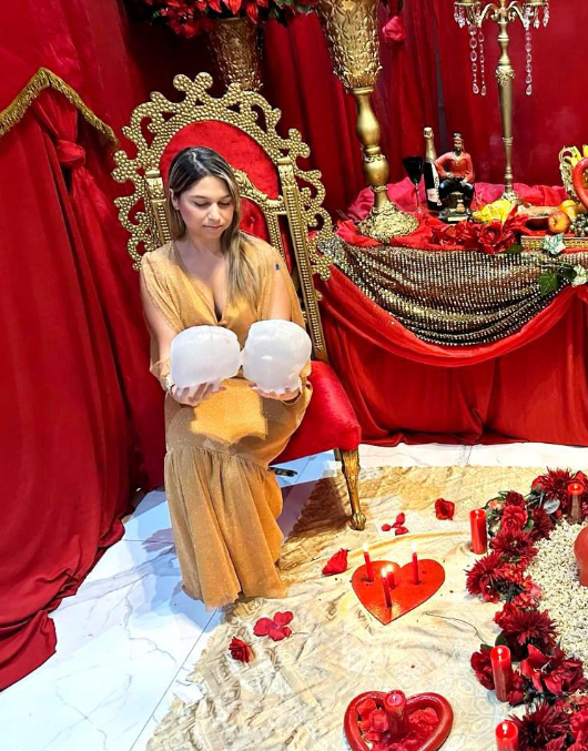 Cláudia em atendimento com cristais no altar